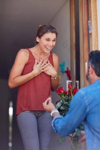 生病了<strong>结婚</strong>裁剪拍摄有吸引力的年轻的女人接受婚姻建议站门口<strong>首页</strong>