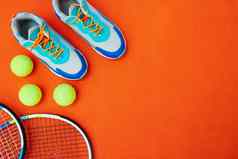 好鞋子高角拍摄网球生活必需品前橙色背景内部工作室