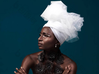 集<strong>高标准</strong>价值工作室拍摄有吸引力的年轻的女人摆姿势传统的非洲服装蓝色的背景
