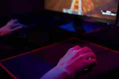 玩家玩电脑游戏rgb霓虹灯彩色的键盘