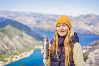 女人旅游享受视图肮脏的黑山共和国湾肮脏的海湾肮脏的博卡科托尔斯卡围墙城市旅行黑山共和国概念防御工事肮脏的联合国教科文组织世界遗产列表