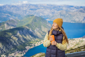 女人旅游享受视图肮脏的黑山共和国湾肮脏的海湾肮脏的博卡科托尔斯卡围墙城市旅行黑山共和国概念防御工事肮脏的联合国教科文组织世界遗产列表