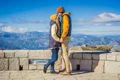 夫妇男人。女人游客山景观国家公园lovcen黑山共和国旅行黑山共和国概念
