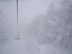 滑雪切除暴风雪