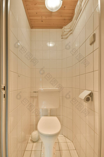 室内厕所。。。装饰白色瓷砖