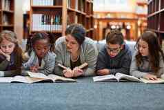 阅读基本裁剪拍摄小学学校孩子们阅读老师地板上图书馆