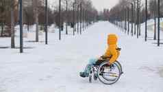 禁用女人轮椅在户外冬天