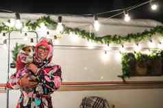 高加索人女人持有杰克罗素梗狗预告片圣诞节的装饰