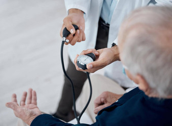 常规的血压力检查重要的拍摄认不出来医生检查病人血压力办公室