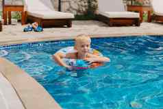 快乐孩子有趣的夏天假期孩子玩橡胶鸭球海健康的生活方式概念快乐孩子玩游泳池夏天假期概念