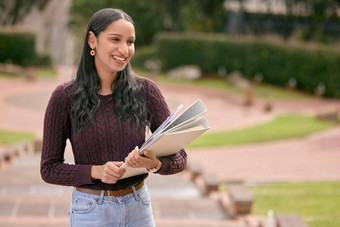 研究拍摄年轻的女人携<strong>带教</strong>科书大学