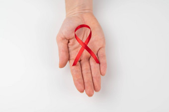 女棕榈红色的丝带白色背景象征战斗艾滋病