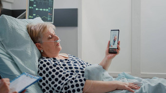 岁的病人持有智能手机<strong>视频</strong>调用医生
