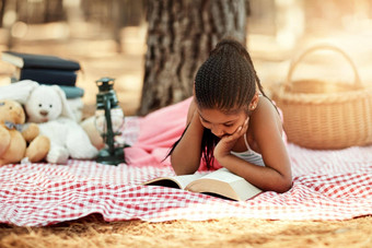 阅读打开世界孩子们拍摄女孩阅读书玩具森林
