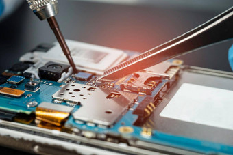 技术员修复内部硬磁盘焊接铁集成电路概念数据<strong>硬件</strong>技术员技术