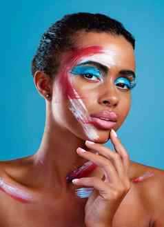 颜色感兴趣工作室肖像美丽的年轻的女人覆盖脸油漆摆姿势蓝色的背景