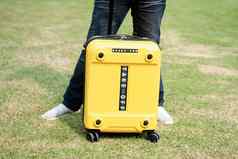 亚洲女人夫人持有黄色的电车手提箱措辞旅行一年节日职业
