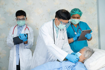 亚洲医生团队检查高级夫人病人疾病动机正常的治疗感染科维德冠状病毒医院病房