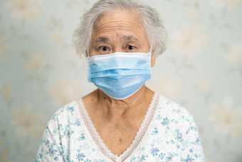 亚洲高级上了年纪的夫人女人病人穿脸面具保护安全感染冠状病毒科维德病毒