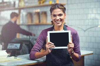 读博客真正的肖像年轻的女人显示空白屏幕数字平板电脑商店
