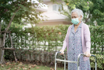 亚洲高级上了年纪的夫人女人走沃克穿脸面具保护安全感染杀了冠状病毒科维德病毒
