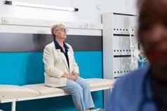 退休高级女人病人站床上等待病专业知识医疗任命