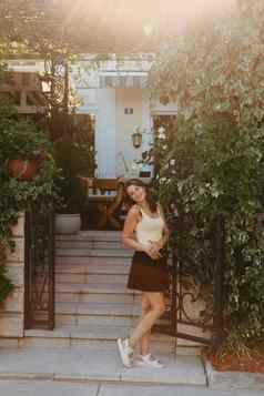 女孩旅游走古老的狭窄的街美丽的夏天一天地中海中世纪的城市小镇布德瓦黑山共和国年轻的美丽的快乐的女人走街热带小镇漂亮的女孩微笑