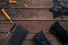 皮革工艺皮革工作皮革工作工具减少块皮革工作桌子上
