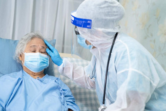 亚洲医生穿脸盾佩普西装正常的检查病人保护安全感染科维德冠状病毒爆发检疫护理医院病房