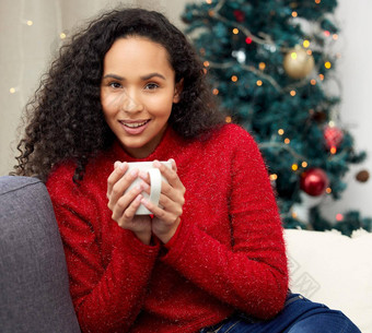 圣诞节<strong>精神精神</strong>酒拍摄年轻的女人喝咖啡沙发上首页