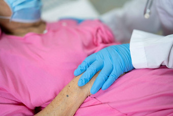 亚洲医生穿佩普西装正常的检查病人面具保护安全感染科维德冠状病毒爆发检疫护理医院病房