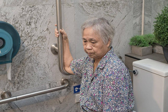 亚洲高级上了年纪的夫人女人病人厕所。。。浴室处理安全护理医院病房健康的强大的医疗概念