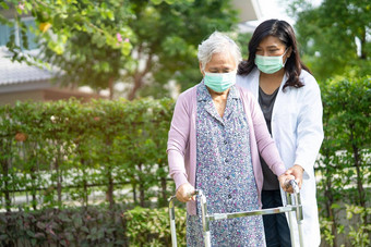 医生亚洲高级上了年纪的夫人女人走沃克穿脸面具保护安全感染杀了冠状病毒科维德病毒