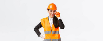 自信成功的亚洲女首席经理骄傲微笑相机穿安全头盔眼镜手套建设区域企业白色背景