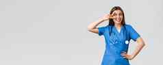医疗工人医疗保健科维德疫苗接种概念快乐的精力充沛年轻的女医生漂亮的护士蓝色的实习医生风云听诊器显示和平眼睛微笑乐观的