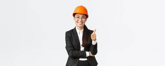 满意女亚洲企业家检查企业很高兴建设工作显示竖起大拇指批准微笑很高兴好工作保证完成构建时间