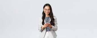 业务金融就业女成功的企业家概念女商人等待客户端检查消息智能手机穿眼镜移动屏幕
