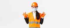科维德安全协议企业建设防止病毒概念满意亚洲女工程师工业女人脸面具显示手势赞扬好工作