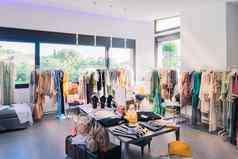 小服装销售业务服装展厅购物概念