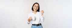 快乐跳舞女人喝咖啡茶杯子朝鲜文女孩杯站白色背景