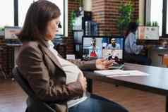 怀孕了女人虚拟会议videocall沟通市场营销策略公司合作伙伴
