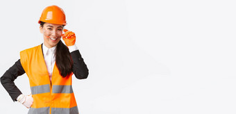 自信成功的亚洲女首席经理骄傲微笑相机穿安全头盔眼镜手套建设区域企业白色背景