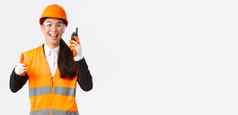 满意快乐微笑亚洲女工程师工业技术员安全头盔统一的显示竖起大拇指赞扬伟大的工作步话机给许可工作