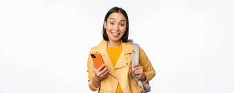 图像快乐女孩旅行者旅游背包智能手机移动电话路线应用程序站白色背景