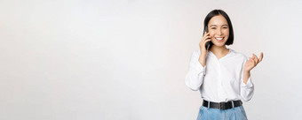 微笑快乐亚洲女人会说话的智能手机客户端女售货员调用持有移动电话手势站白色背景