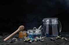 蝴蝶(2008年)茶Clitoria有机蓝色的anchan茶壶玻璃杯服务蜂蜜黑暗背景