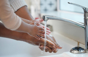 防止疾病洗手拍摄面目全非,男人。帮助孩子洗手水槽首页
