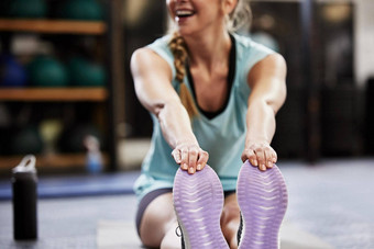 标题健身房好身体心拍摄年轻的女人坐着地板上伸展运动健身房