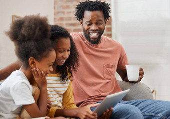 父亲女儿时间拍摄年轻的家庭支出时间数字平板电脑首页
