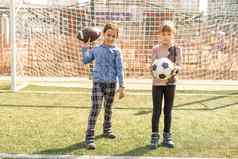 足球团队蹒跚学步的女孩足球球足球场